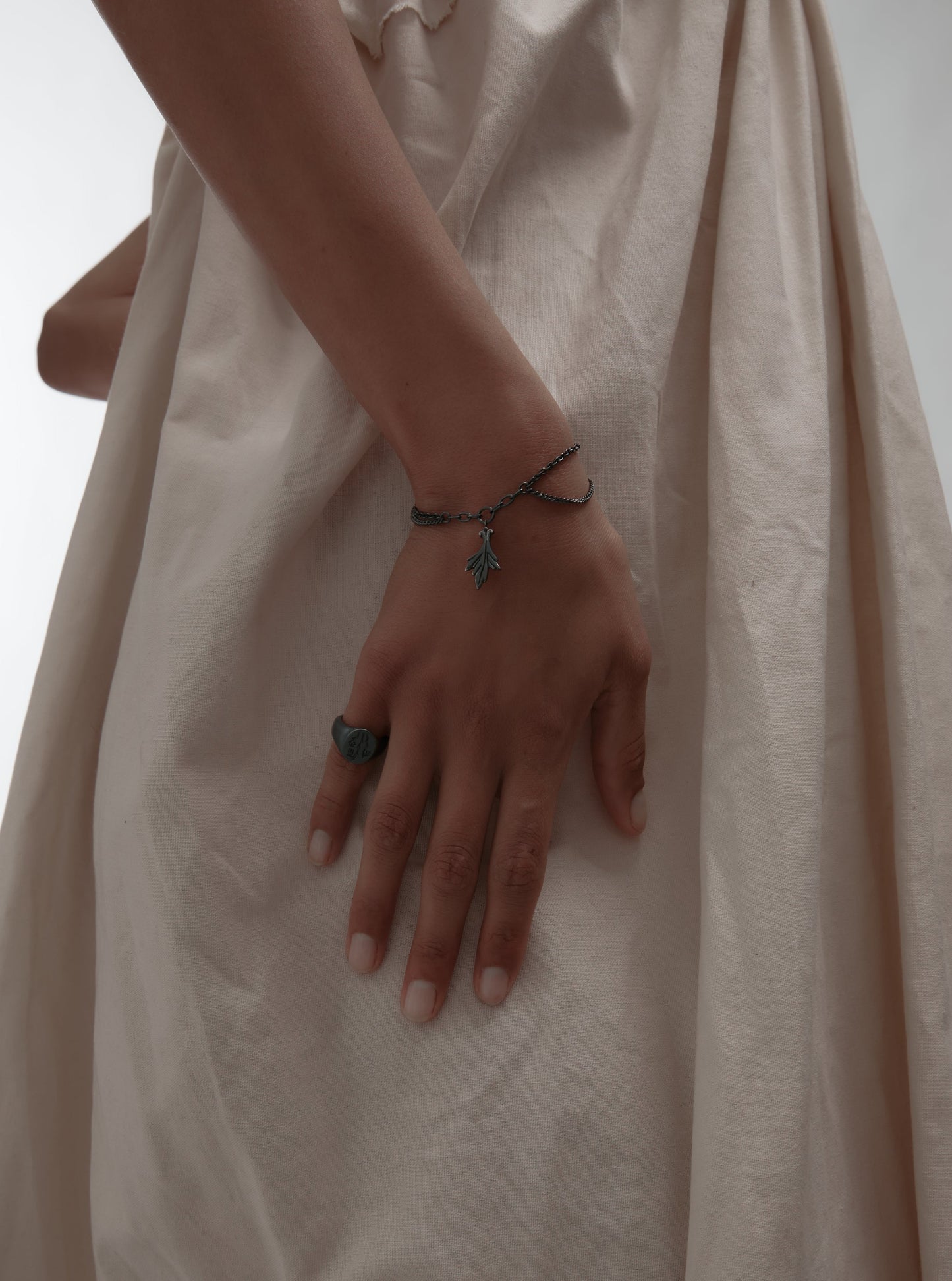 Folium bracelet